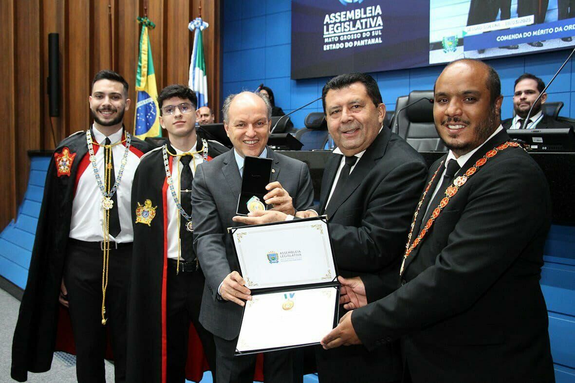 Imagem de compartilhamento para o artigo Deputado Júnior Mochi fortalece a juventude e lidera homenagem à Ordem DeMolay na ALEMS da MS Todo dia